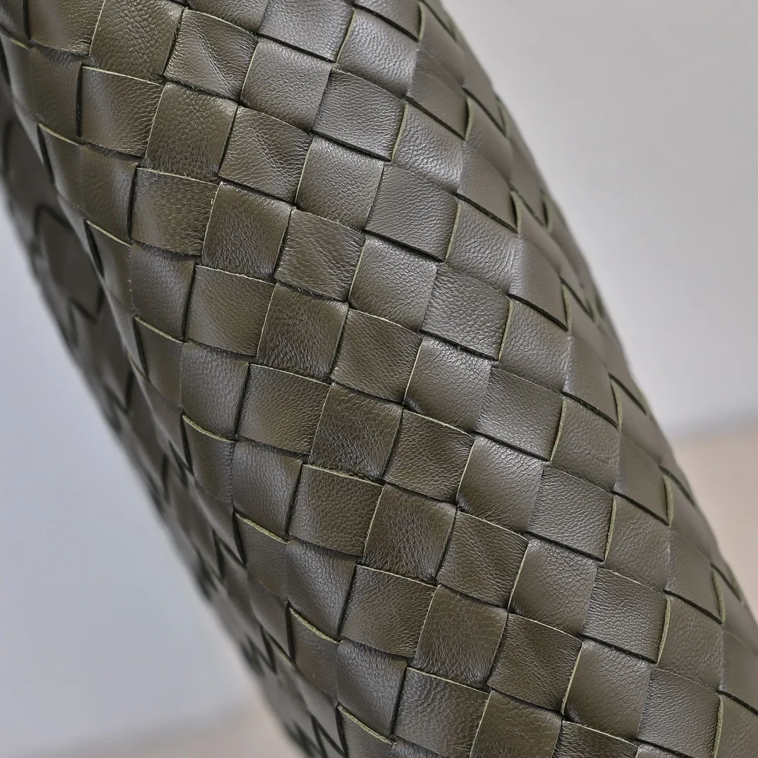 Batch 2160 #Bv New large HOP bag, the bag body and handles are made of a whole piece of woven leather. The bag body is soft and lazy. Hop symbolizes the praise of innovation and eternal craftsmanship [love]. The pyramid silhouette combines practicality and fashion. Modern and casual, the bag mouth is double-sided closed design, more convenient and safe! The cowhide texture also makes the bag more wear-resistant and durable. A must-have for fashionable ladies who like minimalism yet comfortable and casual! Size: 54x24x13, Model: 3970#
